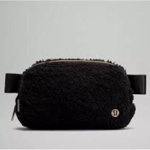 NWT Lululemon Everywhere Belt Bag Crossbody 1L Black Sherpa Fleece - Picture 2 of 6